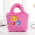 Dettaglio di una piccola borsa in peluche rosa con vivaci fiori ricamati colorati. - Fiore Rosa