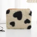 Detailansicht einer flauschigen Geldbörse mit schwarzem Herz-Jacquard-Musterstoff - Braun und Schwarz