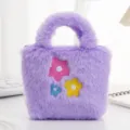 Vista dettagliata di una borsa in finta pelliccia viola per bambini con ricami floreali colorati - Fiore Viola