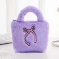 Detail van zachte paarse pluche textuur en roze geborduurde strik op mini handtas. - Strik Paars