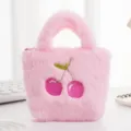 Detailweergave van de zachte roze pluche kindertas met schattig kersengeborduur - Kersroze