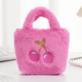 Detailopname van een roze pluche handtas met schattig kersengeborduur op zacht imitatiebont. - Cherry rose