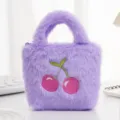 Gedetailleerd overzicht van de paarse pluchen tas met een schattig kersendesign - Kersenpaars