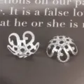 Cappucci per perline a fiore in filigrana d'argento per orecchini e gioielli DIY - ricettacolo floreale / 100 Pezzi/Pacchetto / Argento