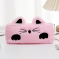 Astuccio gatto rosa in morbida pelliccia sintetica con orecchie e dettagli ricamati. - Rosa