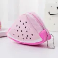 Primo piano di un grazioso portamonete in peluche a forma di anguria soffice - Stile Frutto del Dragone / Frutto del Dragone Triangolare