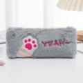 Vista dettagliata di un astuccio grigio peloso con ricamo a zampa di gatto rosa - Grigio
