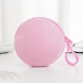 Nahaufnahme eines runden rosa Plüsch-Geldbeutels mit passendem Kunststoffhaken für Kopfhörer - Rosa