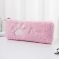 Dettaglio dell'astuccio in velluto rosa con ricamo a zampa di gatto - Rosa