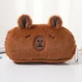 Dettaglio di un astuccio a forma di capibara in peluche marrone con trama soffice. - 8 occhielli