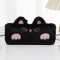 Dettaglio astuccio gatto in peluche ecopelliccia con ricamo zampe rosa - Nero
