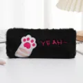 Dettaglio dell'astuccio di peluche nero con simpatico ricamo a zampa di gatto rosa - Nero