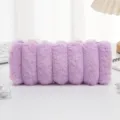 Vista detallada de un estuche de felpa morada con textura de pelo de conejo sintético suave. - Violeta Claro