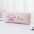 Primo piano di un astuccio in peluche bianco con ricamo di zampa di gatto rosa - Bianco