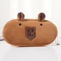 Vue détaillée d'une trousse en peluche marron motif capybara avec un visage mignon - Style Menton Pointu (尖下巴)