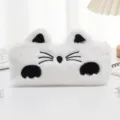 Vista dettagliata di un astuccio a forma di gatto bianco in morbidissima pelliccia sintetica. - Bianco