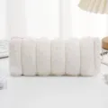 Detalle del estuche de felpa a rayas blancas con suave textura de piel sintética - Blanco Roto