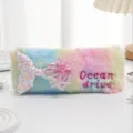 Detalle de estuche de sirena de peluche con lentejuelas y adornos de estrellas - Rosa Multicolor
