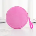 Nahaufnahme einer leuchtend rosa Mini-Geldbörse aus Plüsch mit einem praktischen Schlüsselclip - Fuchsia