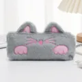 Vista dettagliata di un astuccio a forma di gatto in peluche grigio con ricami rosa - Grigio