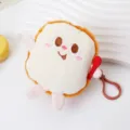 Primo piano di un simpatico portachiavi in peluche a forma di toast ricamato - Forma di toast / Toast