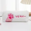 Dettaglio astuccio in peluche bianco con ricamo a forma di zampa di gatto - Bianco