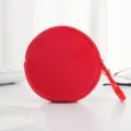 Nahaufnahme eines weichen roten Plüsch-Minigeldbeutels mit Reißverschluss und Clip - Rot