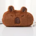 Dettaglio del simpatico astuccio in peluche capibara marrone con consistenza morbida. - Capelli ricci