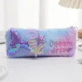 Primer plano del estuche de sirena de peluche con cola de lentejuelas y estrellas - Púrpura Multicolor