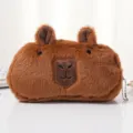 Dettaglio di un simpatico astuccio di peluche Capybara marrone con texture soffice - Punta Appuntita