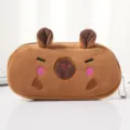 Vue détaillée d'une trousse en peluche capybara marron mignonne avec broderie - Style Visage Rouge (红脸)