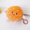 Primo piano di un simpatico portamonete in peluche a forma di hamburger con viso ricamato - Forma di Hamburger / Hamburger