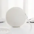 Nahaufnahme einer minimalistischen weißen runden Plüsch-Minigeldbörse mit Reißverschluss - Weiß