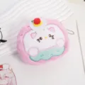 Primo piano di un simpatico borsellino in peluche a forma di gatto rosa con ricami - Rosa