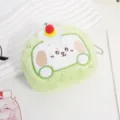 Primo piano di un simpatico portamonete in peluche verde con faccia di cane ricamata - Verde