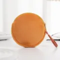 Detailansicht der weichen orangefarbenen Plüsch-Minigeldbörse mit Reißverschluss. - Braun