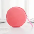 Nahaufnahme einer runden rosa Plüsch-Mini-Geldbörse mit Reißverschluss für Kopfhörer - Wassermelonenrot