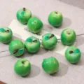 Cuentas de resina de manzana verde realistas para la creación de joyas hechas a mano. - Estilo de Agujero Pasante / 14x15mm (1 Pieza/Paquete) / Manzana Verde