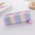 Astuccio in peluche sfumato arcobaleno con ecopelliccia e dettaglio pompon rosa - Striscia Arcobaleno Chiara