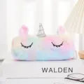 Weiches Plüsch-Regenbogen-Einhorn-Mäppchen mit süßen Wimpern und glänzendem Silberhorn - Zugekniffene Augen Schwarz
