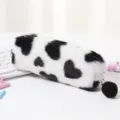 Simpatico astuccio in peluche con motivo a cuori e morbida cerniera a pompon nera - Bianco e nero