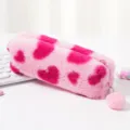 Simpatico astuccio in peluche rosa con motivi a cuore magenta e un morbido pompon - Rosa Fucsia