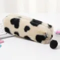 Astuccio in peluche crema con cuori neri e simpatico ciondolo a pompon sulla cerniera - Nero Marrone