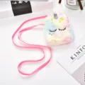Borsa a tracolla unicorno in peluche colorato per bambine con morbida pelliccia arcobaleno. - Quadrato Multicolore (Pelliccia)