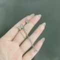 Dettaglio di orecchini a farfalla asimmetrici in argento con nappina lunga - Stile Nappina Farfalla (E1599) / Argento