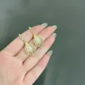 Eleganti orecchini a foglia d'oro con delicate perle a goccia e strass scintillanti. - Stile Goccia Foglia Strass (E1725) / Oro
