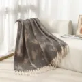 Manta elegante de imitación de mohair con borlas en un sofá blanco en una habitación soleada - 165x125cm / 03# Pata de Gallo Gris Caqui