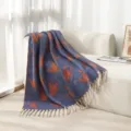 Manta de bouclé con estampado pata de gallo azul y naranja con flecos sobre un sofá al sol - 165x125cm / 05# Pata de Gallo Naranja Marino