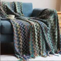 Detalle de manta tejida en zigzag bohemio con flecos de colores y hermosos patrones - 127x180cm / Azul