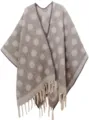 Detalle de cerca del chal de mohair gris con lunares blancos y flecos largos suaves - Gris claro